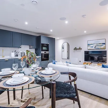 Modern 2-bed 2-bath - Prime Centre Apartment