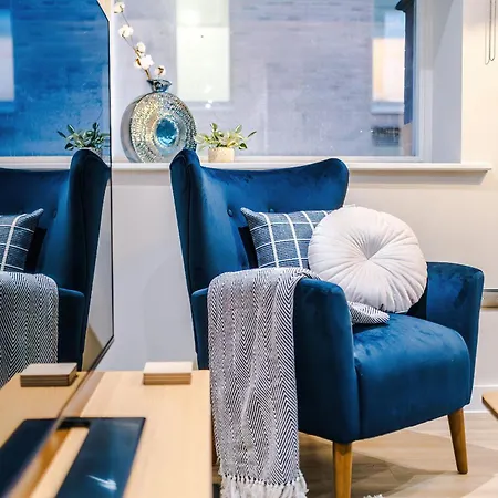 Modern 2-bed 2-bath - Prime Centre
