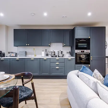 Modern 2-bed 2-bath - Prime Centre *
