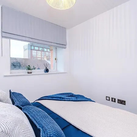 Modern 2-bed 2-bath - Prime Centre