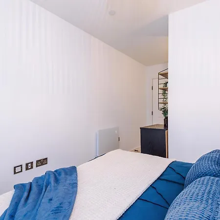 Modern 2-bed 2-bath - Prime Centre Apartment