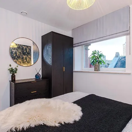 Modern 2-bed 2-bath - Prime Centre *