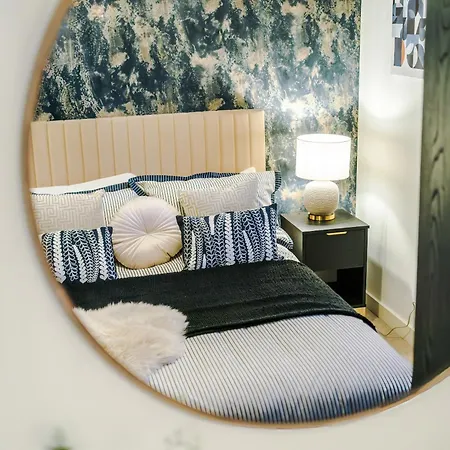 Modern 2-bed 2-bath - Prime Centre