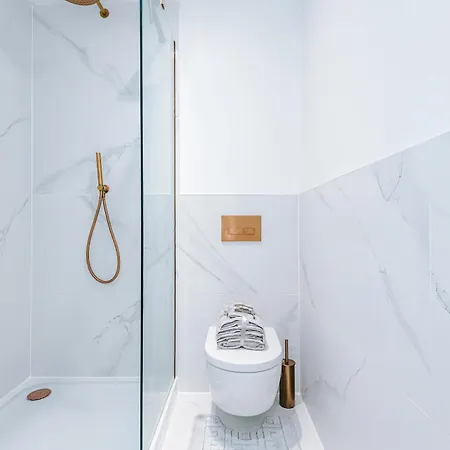 Modern 2-bed 2-bath - Prime Centre