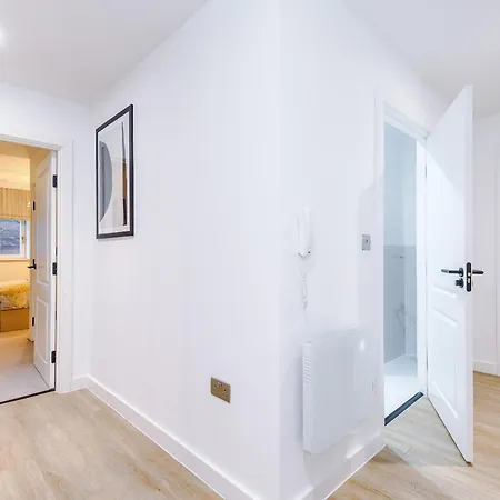 Modern 2-bed 2-bath - Prime Centre *