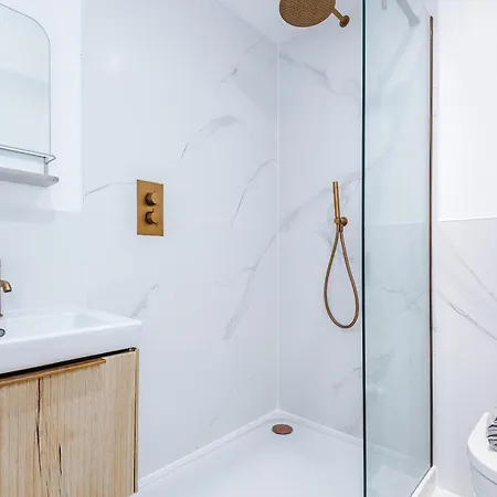 Apartment Modern 2-bed 2-bath - Prime Centre *