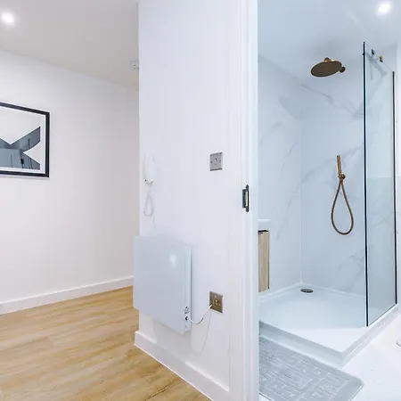 Modern 2-bed 2-bath - Prime Centre Apartment